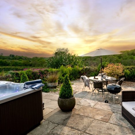 Apple House Hottub and patio