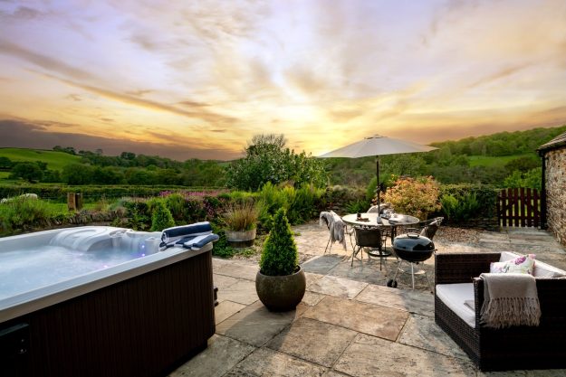 Apple House Hottub and patio