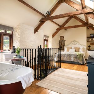 Orchard Barn Double bedroom with feature bath